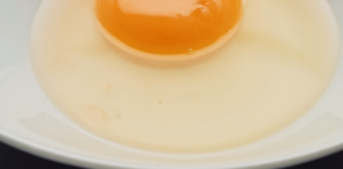 VIDEO. De senzaţie. Aţi văzut reclama cu „senzaţionala găleată care ţine apa în ea”? Dar cea cu „senzaţionalul ou” care fierbe dacă e pus în apă?
