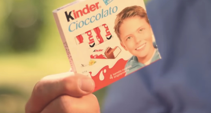 Un nou "kinder" pe ambalajul Kinder. Schimbare în identitatea vizuală a brandului de ciocolată. Cum s-a schimbat ambalajul în 50 de ani