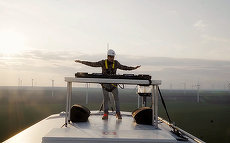DATABASE. VIDEO. Un DJ român a pus muzică de pe o turbina eoliana, la peste 100 de metri. Premiera marchează parteneriatul Nerversea - CEZ