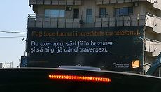 VIDEO. Un fel de „don`t drink and drive”, varianta cu telefoane mobile. Într-o campanie Orange: ce să (nu) faci cu telefonul