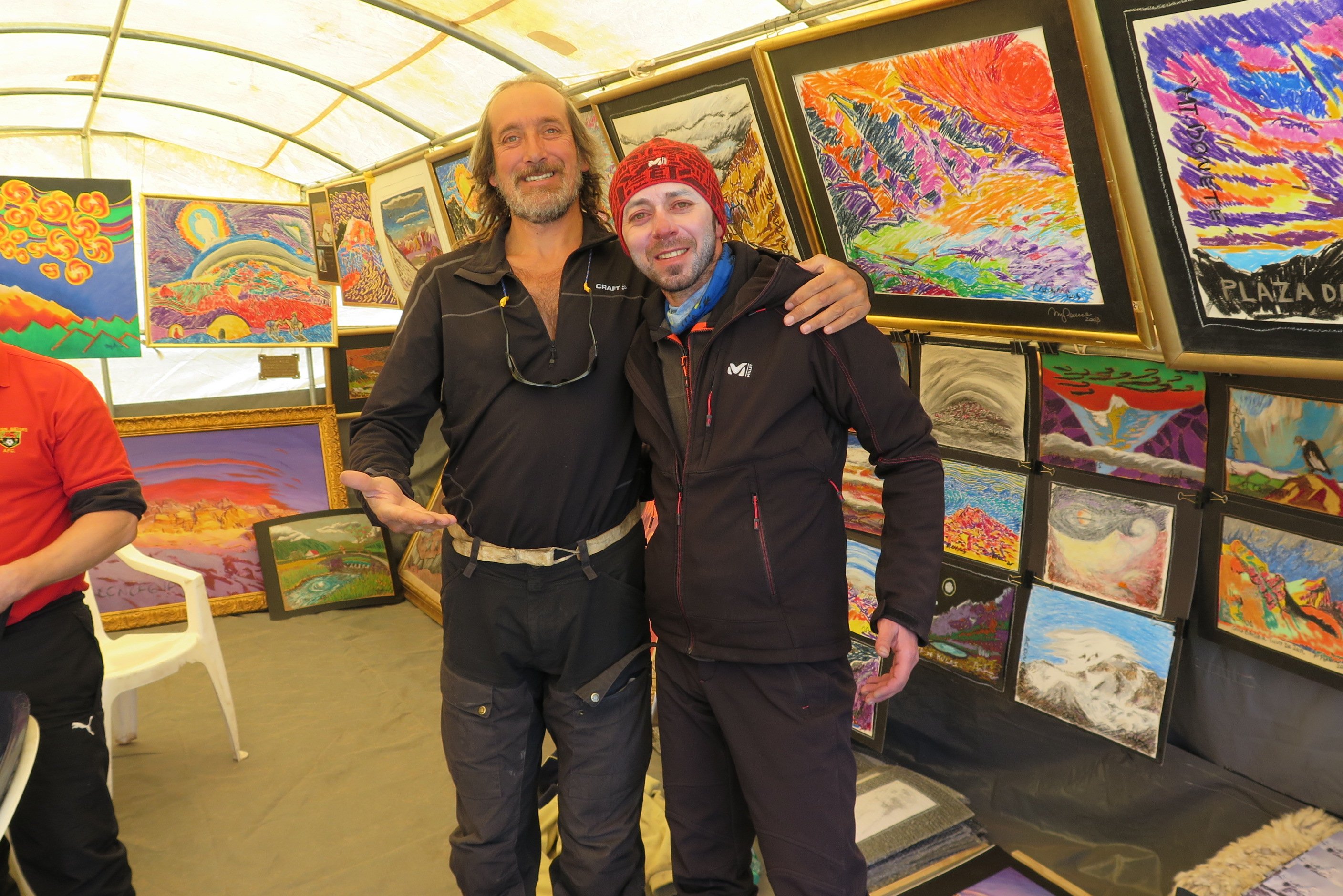 Gabi Ţabără cu Miguel Doura, pictorul din galeria de la 4300 m, situata la cea mai mare altitudine din lume