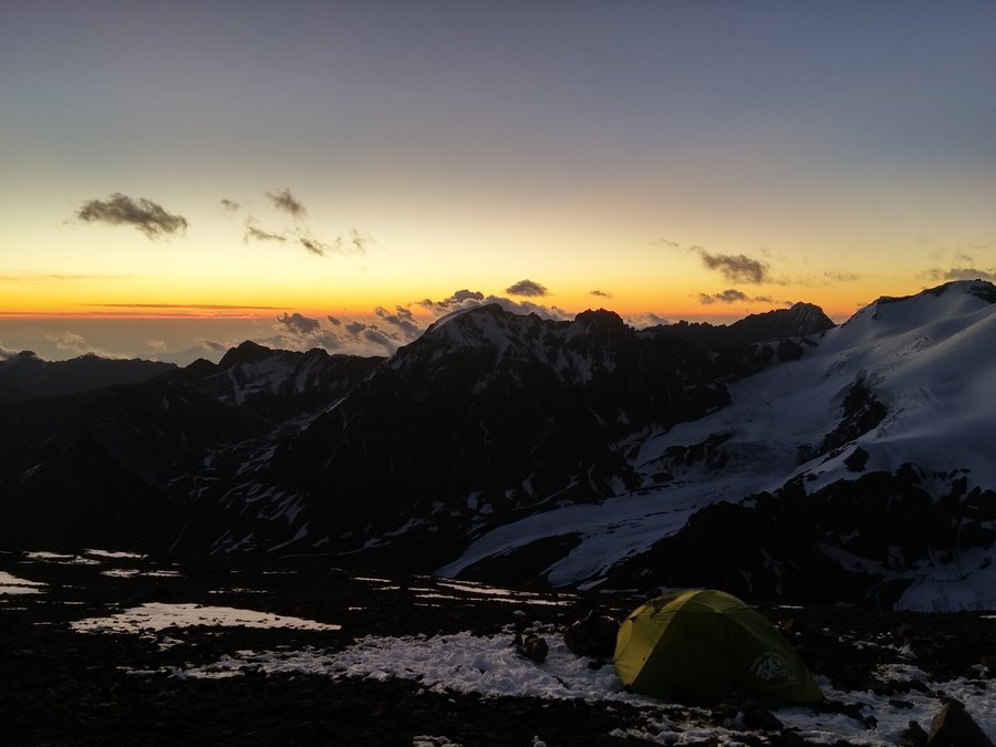 Apus în tabăra Alaska