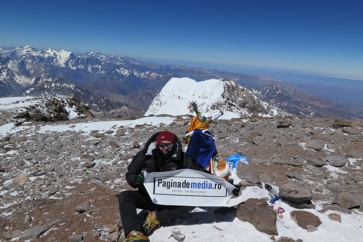 6962 m. Gabriel Ţabără cu steagul Paginademedia.ro, pe vârful Aconcagua 