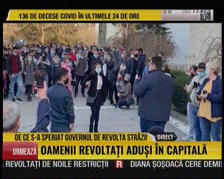 DERAPAJ. La România TV parcă vine revoluţia. Burtiere dramatice pe imagini de arhivă date ca direct