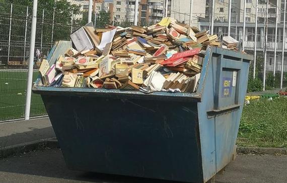 Anatomia unei dezinformări: o şcoală din Cluj a "aruncat" sau nu cărţi la gunoi? Informaţia, ştirea iniţială şi realitatea din teren
