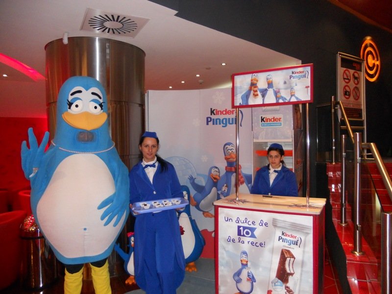 Campanie Kinder Pingui_stand si mascota