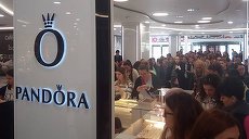 (P) Efectul Pandora. Cozi la bijuterii. Aproape 2000 de oameni numai în AFI. Ce cifre a generat promoţia în toată ţara
