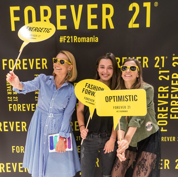 GALERIE FOTO. (P) Andreea Esca, Laura Cosoi, Dana Rogoz - vedete, bloggeri şi jurnalişti la lansarea Forever 21