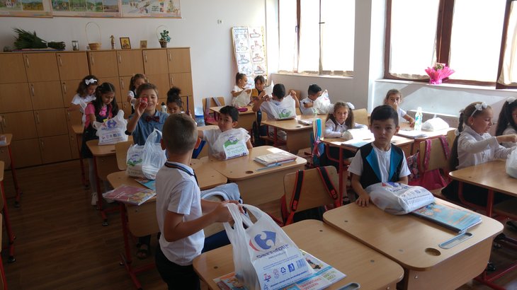 (P) Carrefour România urează "Bine aţi venit la şcoală!" micuţilor de clasa I, prin a 11-a ediţie a Operaţiunii Ghiozdanul