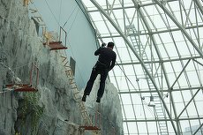 (P) VIDEO. Poliţiştii îşi fac antrenamentul la mall, pe traseul extrem din cupola AFI. Vârful: la înălţimea unui bloc de nouă etaje