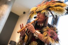 (P) GALERIE FOTO. Experienţă peruană la Starbucks, cu muzică şi costume andine. Jurnalişti, bloggeri, vedete şi clienţi, la lansarea unei noi cafele