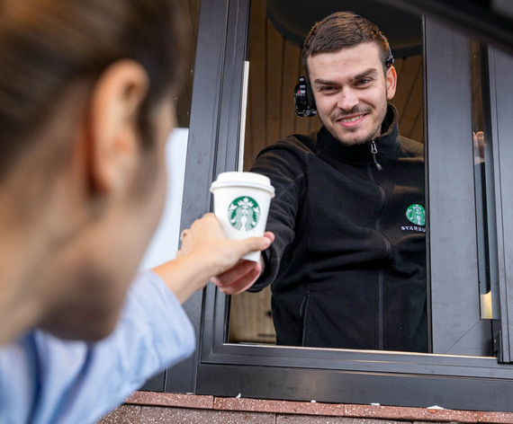 (P) Starbucks deschide prima cafenea Drive Thru din România. Ce program are şi unde este amplasată