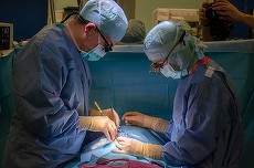 (P) OPERAŢII PRO BONO. Copii bolnavi de inimă, operaţi la Sibiu de medici din România, Anglia, Germania şi Suedia