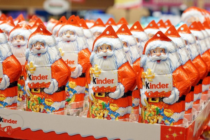 (P) VIN SĂRBĂTORILE. O galerie FOTO "delicioasă": bomboane  şi "munţi" de ciocolată. Târgul de Crăciun Auchan