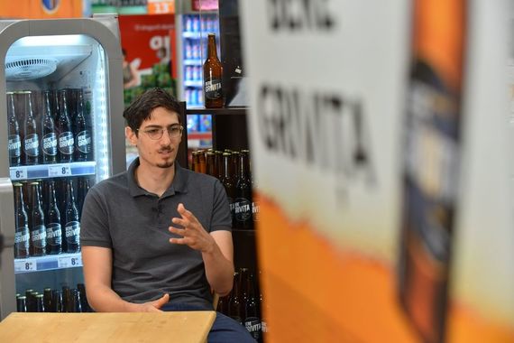 PROIECT Special. VIDEO. Matei Lucescu ne spune cum bea berea şi ne invită Târg. Ce preferă: Blondă sau brună?