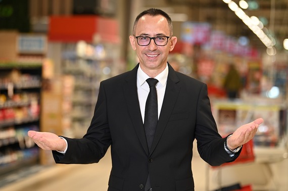 Interviu. Tiberiu Dăneţiu, Auchan Retail Media: Peste 1000 de ecrane în zeci de magazine. Care sunt avantajele pentru brandurile care îşi fac reclamă (Proiect special)