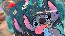 GALERIE FOTO. Popularul personaj Disney Stitch, acum şi pe rechizite: de la ghiozdane şi penare, la creioane şi plastelină, în oferta Back to School la Auchan (Proiect Special)