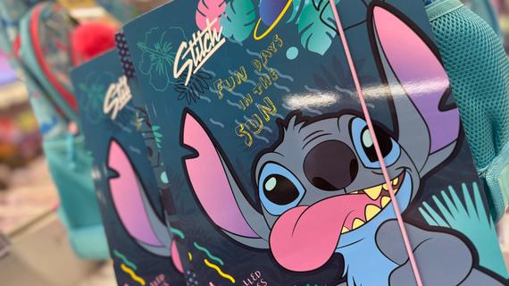 GALERIE FOTO. Popularul personaj Disney Stitch, acum şi pe rechizite: de la ghiozdane şi penare, la creioane şi plastelină, în oferta Back to School la Auchan (Proiect Special)