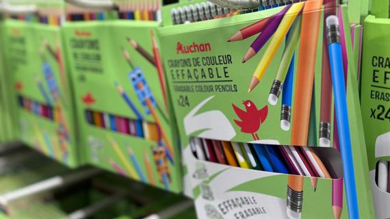 FOTO. Zeci de fotografii cu rechizite de tot felul din gama Auchan. Back to School cu peste 2.000 de articole la preţuri mici şi o campanie de reciclare cu reduceri