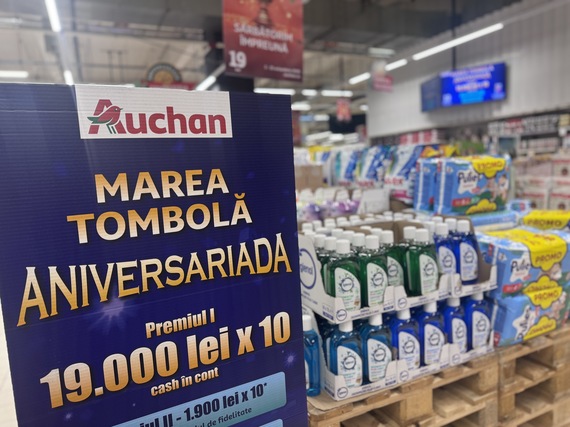 Reportaj VIDEO. Ploaie ...de reduceri la Aniversariada Auchan. Tombolă cu premii de 200.000 de lei. Vouchere pentru telefoane (PROIECT SPECIAL)