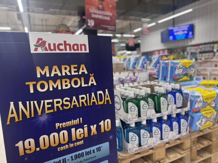 Reportaj VIDEO. Ploaie ...de reduceri la Aniversariada Auchan. Tombolă cu premii de 200.000 de lei. Vouchere pentru telefoane (PROIECT SPECIAL)