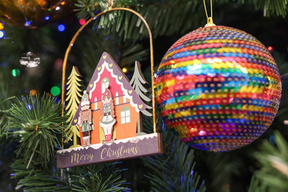 VIDEO. O idee pentru pomul de Crăciun: colecţia Tyrol, un brad ...ca-n Austria! Decoraţiunile şi globuleţele temei (Proiect Special)