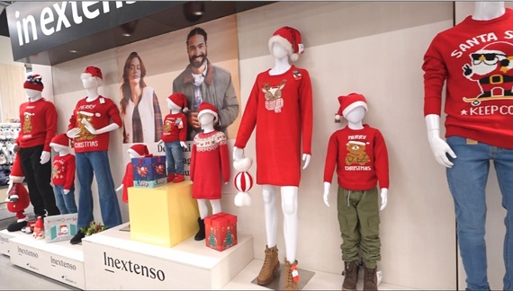 VIDEO. Cum să te îmbraci de Crăciun? Pulovere, tricouri, rochii. Cu reni, brazi şi, evident, cu mult roşu. Ce găsiţi în colecţia Inextenso Family de la Auchan (Proiect Special)