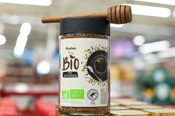 Reportaj VIDEO. Care este oferta de Ceai şi Cafea marcă proprie Auchan la Târgul din acest an? (Proiect Special)