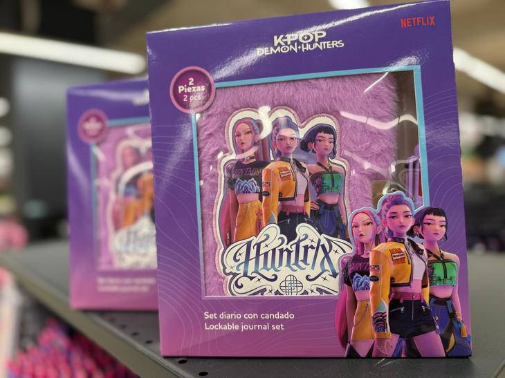 Galerie FOTO. Fenomenul K-Pop Demon Hunters, de pe Netflix, pe ghiozdane, caiete şi creioane în oferta Back to School (PROIECT SPECIAL)