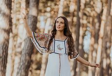 INTERVIU. Laura Dinu, „măicuţa” de la Românii au talent, a lansat primul album muzical, integral pe YouTube. „Cântecele acoperă zece ani din lumea mea interioară”