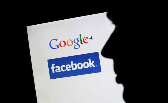 Sirenele, conspiraţiile şi norii căzători, în pericol. Google şi Facebook vor să blocheze reclamele pentru site-urile cu ştiri false