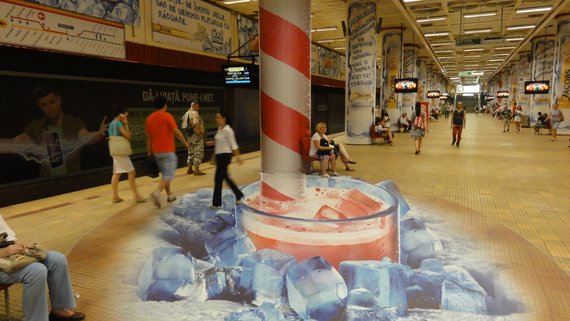 SECŢIUNE SPECIALĂ. Pahare 3D uriaşe la metrou. Jacobs Ice Coffee a adus un val de răcoare în Piaţa Unirii 1