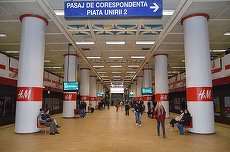 SECŢIUNE SPECIALĂ. Staţia Piaţa Unirii "s-a îmbrăcat" cu H&M. Proiecte inedite la Metrou