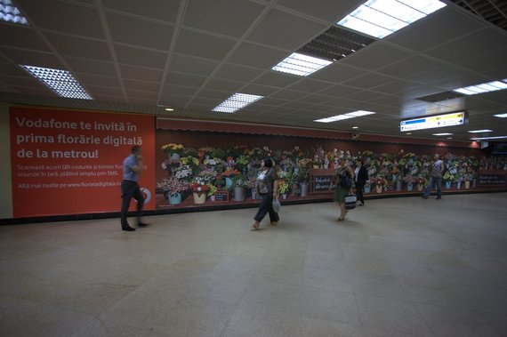 SECŢIUNE SPECIALĂ. Galerie foto. Vodafone, prima florărie digitală de la metrou