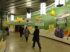 SECŢIUNE SPECIALĂ. Activia şi fructele uriaşe de la metrou