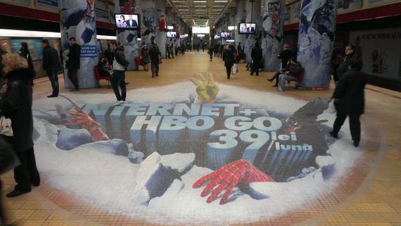 SECŢIUNE SPECIALĂ. Spiderman şi-a întins mâna până la Piaţa Unirii. Grafică 3D spectaculoasă direct pe peron