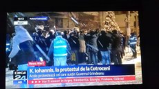 FOTO. Iohannis, în faţa protestatarilor de la Cotroceni. Televiziunile, luate prin surprindere