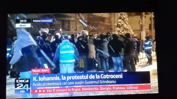 FOTO. Iohannis, în faţa protestatarilor de la Cotroceni. Televiziunile, luate prin surprindere