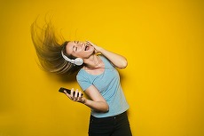 Tinerii şi matinalele radio. Kiss FM are ţara şi oraşele dimineaţa. ZU, Rock FM şi Europa FM, în top 3 pe Bucureşti