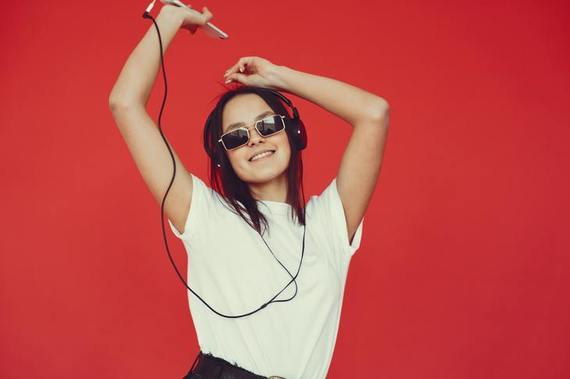 Ce radiouri ascultă tinerii? ZU e primul în Bucureşti, Kiss FM domină în ţară şi la oraşe