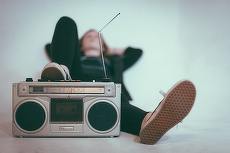 AUDIENŢE Radio pe publicul comercial. Radio ZU urcă pe primul loc la oraşe, peste Kiss FM. Rock FM ajunge al doilea cel mai ascultat post de radio în Bucureşti