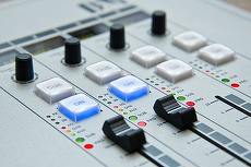 AUDIENŢE RADIO. Cele mai ascultate posturi: Radio ZU domină în Bucureşti, Kiss FM, la oraşe. Cine scade şi cine creşte?