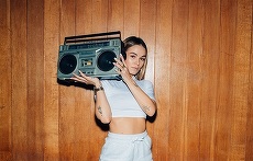 AUDIENŢE Radio pe publicul tânăr. Magic FM urcă pe trei în Bucureşti. Kiss FM conduce la oraşe şi la nivel naţional. Radio ZU are Capitala