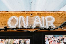 Cine domină FM-ul? Topul radiourilor din România. Un post are 2,5 milioane de ascultători