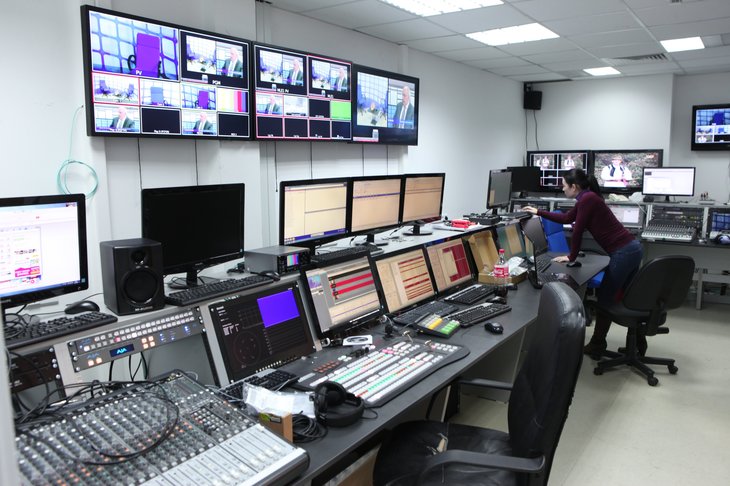 ANALIZĂ. Posturile TV în 2014 şi 2015 după media pe zi. Pro TV, primul loc. Uşoară creştere la Kanal D. România TV, mai aproape de Antena 3