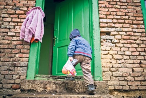Reţeaua socială, impresionată că 225.000 de copii din România merg la culcare flămânzi