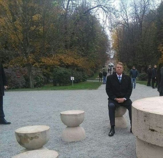 "Pleonasmul foto" Klaus Iohannis la Masa tăcerii, imaginea sfârşitului de săptămână pe Facebook