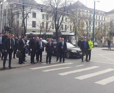 SHARED NEWS. Gestul de normalitate al lui Dacian Cioloş de a sta la semafor, viral pe internet