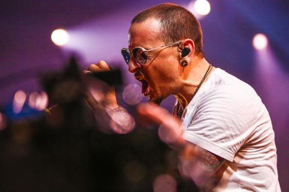 SHARED NEWS. Moartea solistului trupei Linkin Park, subiectul viral de pe Facebook în weekend