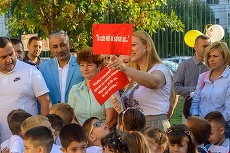 SHARED NEWS. Republica, mii de distribuiri. Despre dascălul care a refuzat florile în prima zi de şcoală: „M-am gândit să le tranform în vieţi salvate”